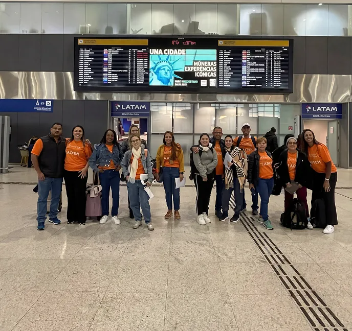 Guia com grupo no aeroporto